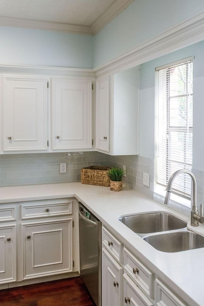Kitchen has plenty of counter space. | Image 10