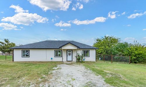 106 Edith St, Bowie, TX, 76230-5506 | Card Image