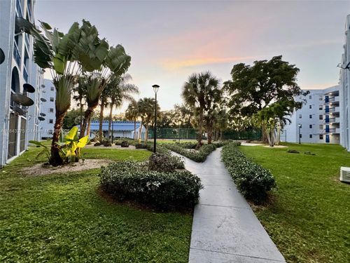 apt-122-9460 Fontainebleau Blvd, Miami, FL, 33172-5561 | Card Image