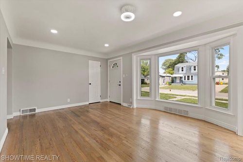 23041 Shakespeare Ave, Eastpointe, MI, 48021-1717 | Card Image