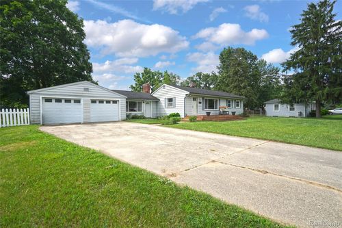 1348 Tull Dr, Waterford, MI, 48327-1417 | Card Image