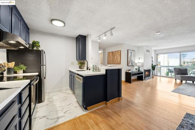 APT-320 - 960 Shorepoint Ct, Condo with 2 bedrooms, 2 bathrooms and 2 parking in Alameda CA | Image 4