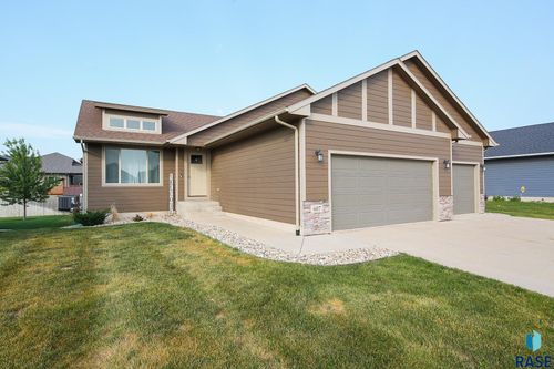 607 Legendary Dr, Harrisburg, SD, 57032-4320 | Card Image
