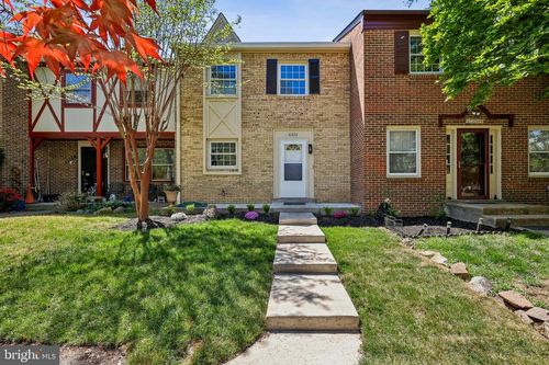 6302 Paddington Ln, CENTREVILLE, VA, 20120-1811 | Card Image