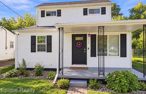 1318 Wells St, Burton, MI, 48529-1246 | Card Image