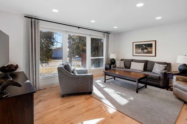 2607 Laurel Cres Sw, House other with 3 bedrooms, 3 bathrooms and 2 parking in Calgary AB | Image 4