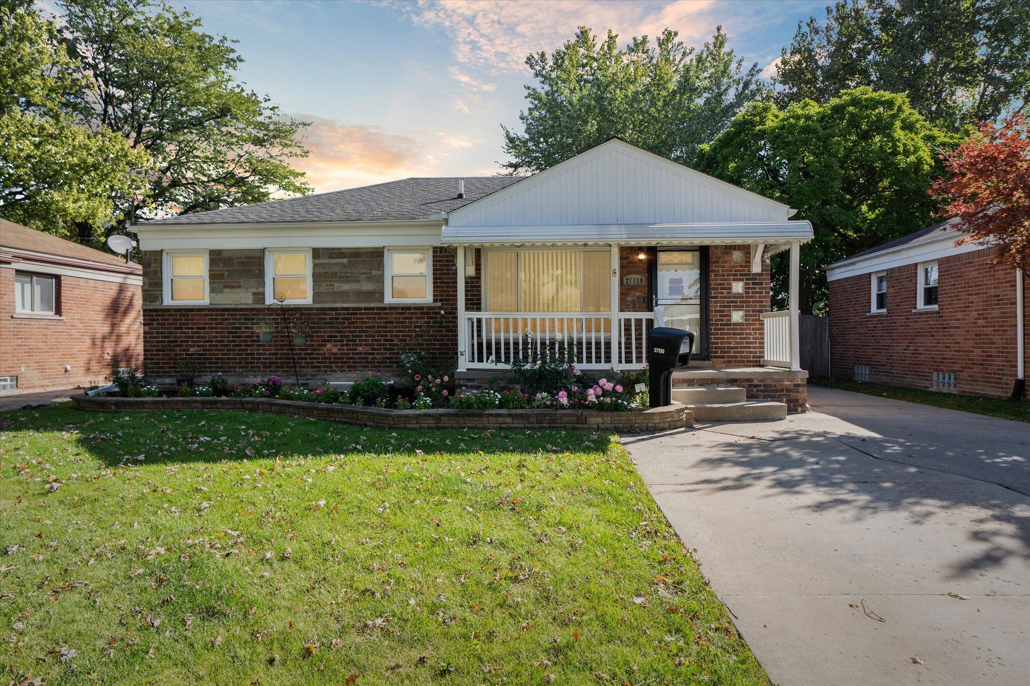 Larchmont St, Saint Clair Shores, MI 48081