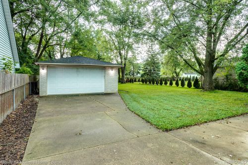 2448 Oakcrest Rd, Sterling Heights, MI, 48310-4280 | Card Image