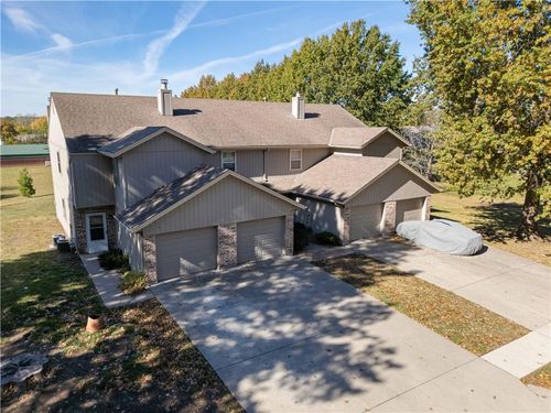 116-122 Ne Greystone Dr, Lee's Summit, MO, 64086-6324 | Card Image