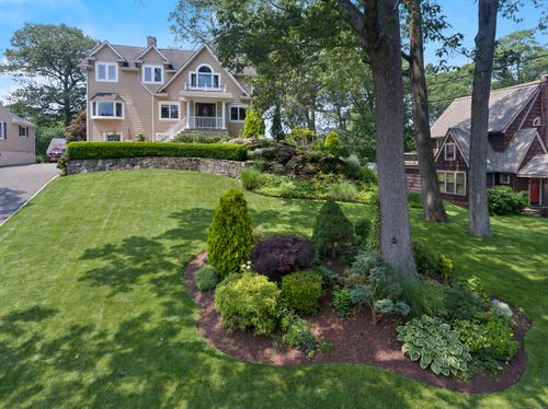 42 Woodledge Rd, Stamford, CT, 06907-1703 | Card Image