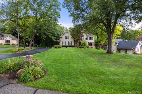 7085 Hickory Hollow Cir, Clarkston, MI, 48348-4253 | Card Image