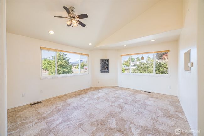 Living room light and bright | Image 6