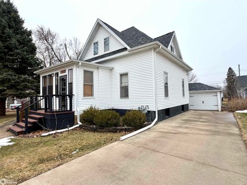 1027 Summer St, Grinnell, IA, 50112-1750 | Card Image