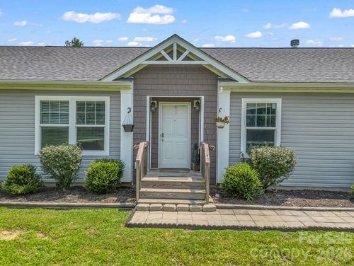 213 Big Oak Rd, Hendersonville, NC, 28792-8469 | Card Image