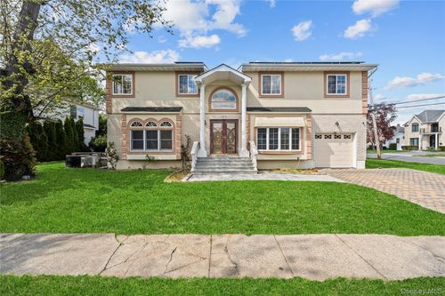 31 Woodward St, Roslyn Heights, NY, 11577-1928 | Card Image