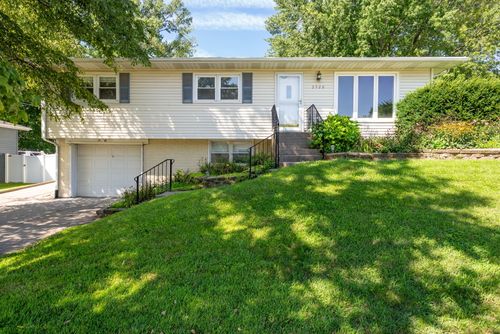 2920 Cambridge Dr, Bettendorf, IA, 52722-3323 | Card Image