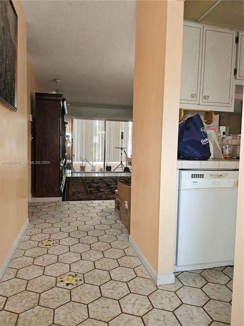 apt-211-5121 W Oakland Park Blvd, Lauderdale Lakes, FL, 33313-1535 | Card Image