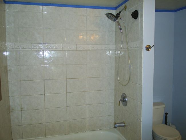 unit 1 main floor bathroom | Image 14