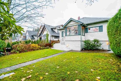 328 W 17th St, House other with 3 bedrooms, 2 bathrooms and 2 parking in North Vancouver BC | Image 2