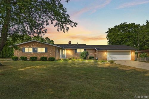 7366 Green Valley Dr, Grand Blanc, MI, 48439-8194 | Card Image