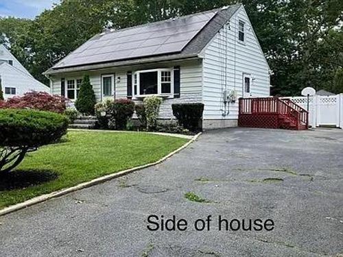 13 Oakland Drive N, Riverhead, NY, 11901 | Card Image