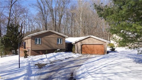 8266 Pebble Creek Ct, Chagrin Falls, OH, 44023-4866 | Card Image