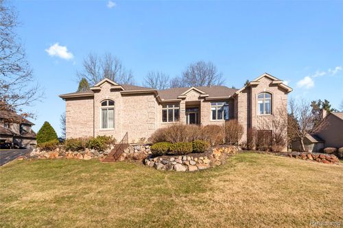9833 Rolling Greens Dr, Pinckney, MI, 48169-8800 | Card Image