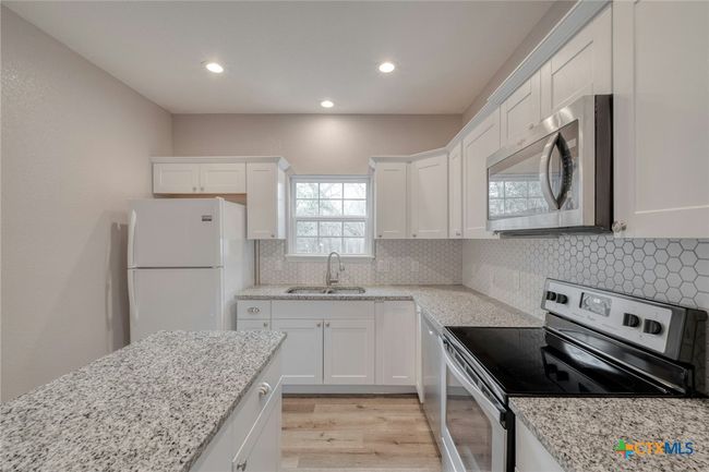1408 Armstrong St, House other with 3 bedrooms, 2 bathrooms and null parking in Luling TX | Image 8