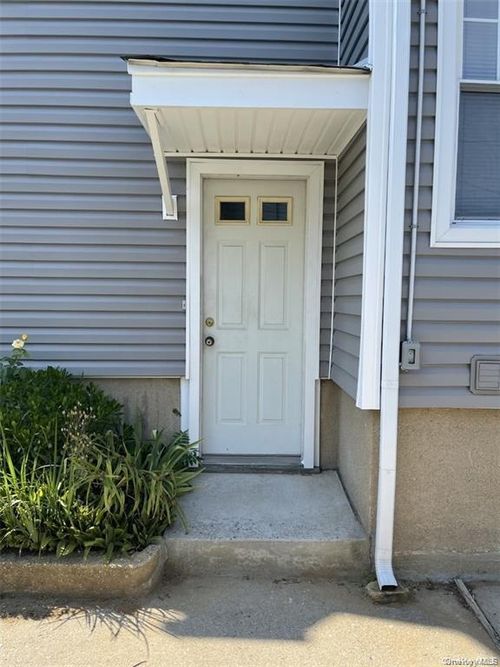 upper-28 Ellwood St, Glen Cove, NY, 11542-2483 | Card Image