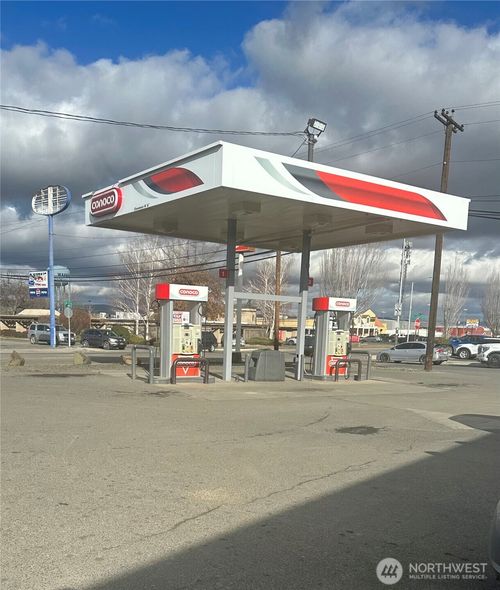 705 W 1st St, Wapato, WA, 98951-1152 | Card Image