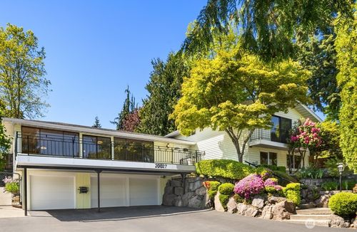 20027 106th Ave Ne, Bothell, WA, 98011-2462 | Card Image