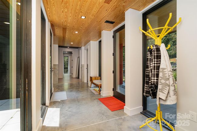 Front entry view | Image 36