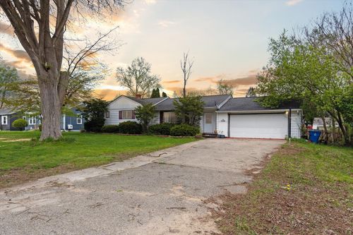 5544 Aylesbury Dr, Waterford, MI, 48327-2701 | Card Image