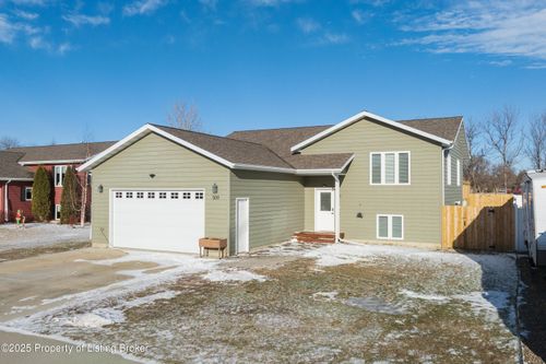 509 37th St E, Dickinson, ND, 58601-7824 | Card Image