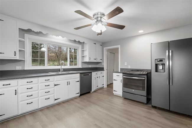 White, light and bright with plenty of windows to let the sunlight in. Plenty of room for an EIK or island with seating. | Image 17