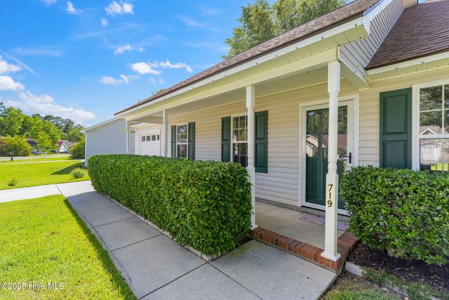 719 Oak Branches Close, House other with 3 bedrooms, 2 bathrooms and 1 parking in Belville NC | Image 5