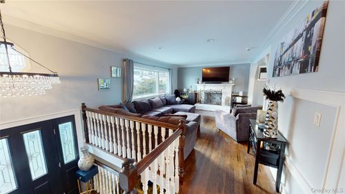 135 Standish Dr, Pearl River, NY, 10965-1352 | Card Image