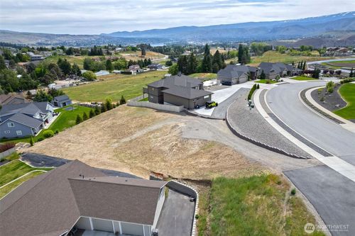 858 Autumn Crest Dr, Wenatchee, WA, 98801-3889 | Card Image