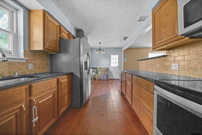 17607 Kristopher Cir, House other with 3 bedrooms, 2 bathrooms and null parking in Whitehouse TX | Image 5