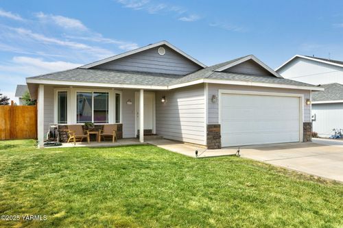 202 Saint Helens Ave, Moxee, WA, 98936-9013 | Card Image