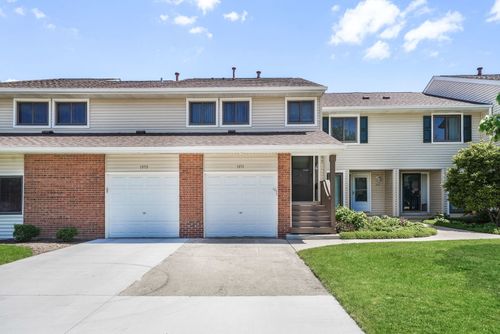 1073 Hidden Lake Dr, Buffalo Grove, IL, 60089-2504 | Card Image