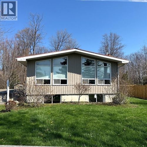 4090 Collingwood St, Town Of Plympton Wyoming, ON, N0N1J6 | Card Image
