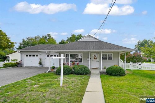 43 Hoffman Ave, Rochelle Park, NJ, 07662-3515 | Card Image