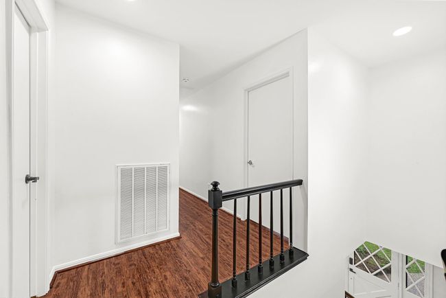 Entry to the second floor. | Image 23
