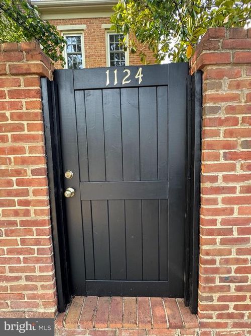 1124 N Pitt St, ALEXANDRIA, VA, 22314-1403 | Card Image