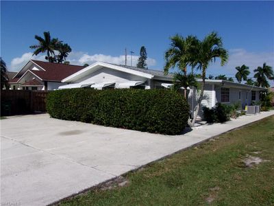 831 102nd Ave N, Home with 6 bedrooms, 2 bathrooms and null parking in Naples FL | Image 2