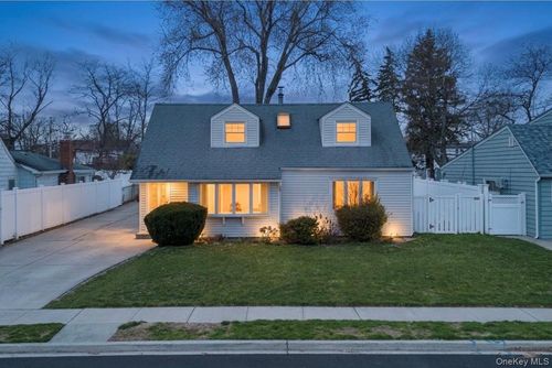 758 Wyngate Dr E, Valley Stream, NY, 11580-1441 | Card Image