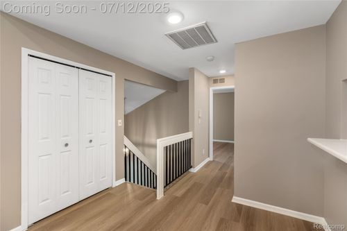 5548 Pine Aires Dr, Sterling Heights, MI, 48314-1349 | Card Image