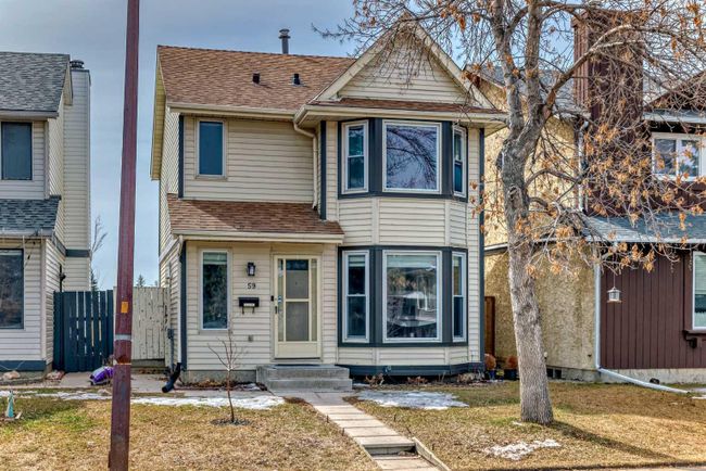 59 Castlegrove Road Ne, Home with 3 bedrooms, 1 bathrooms and 2 parking in Calgary AB | Image 3