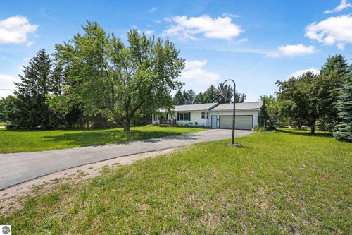1806 Sawyer Rd, Traverse City, MI, 49685-9334 | Card Image